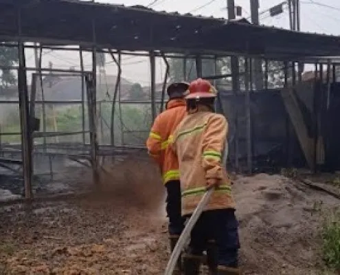 Petugas pemadam kebakaran saat memadamkan api di mess karyawan di Mustikajaya Bekasi. (Ist).