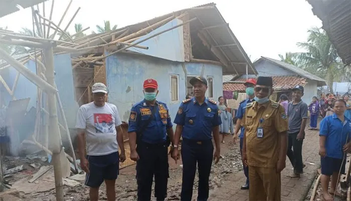 Tim BPBD Kabupaten Tangeranng saat meninjau lokasi bencana puting beliung. (Ist)