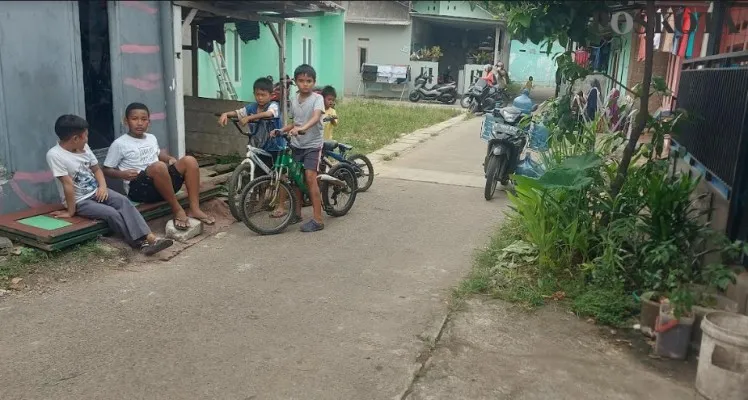 Lokasi terkaparnya korban udah ditusuk menggunakan gunting sama pelaku menjadi tontonan warga. (Angga)