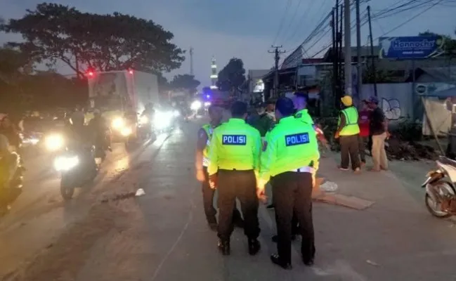 Personil Unit Gakkum Satlantas Polres Serang saat melakukan olah TKP untuk mengetahui penyebab terjadinya lakalantas yang menewaskan pengendara Honda GTR. (ist)