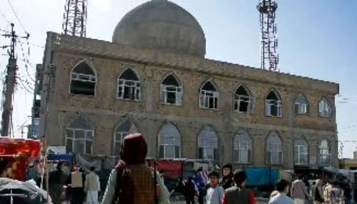 Taliban berjaga di luar lokasi ledakan bom di masjid Provinsi Mazar e Sharif Afghanistan pada Kamis, 21 April 2022.