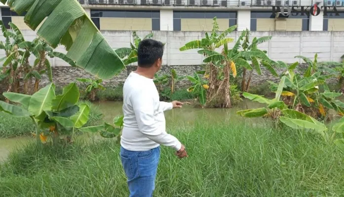 Polsek Kalideres saat melakukan olah tempat kejadian perkara adanya kejadian aksi tak senonoh diduga pelaku pedofil di empang Jalan Peta Selatan, Kalideres, Jakarta Barat. (Pandi)