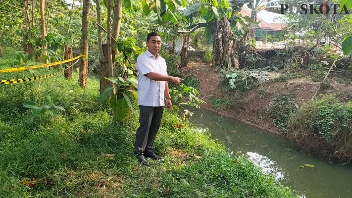 Kasat Reskrim Polres Metro Bekasi Kota, AKBP Muhammad Firdaus saat cek tkp lokasi korban ditemukan tewas di penampungan air di Bantargebang. (Poskota/Ihsan).