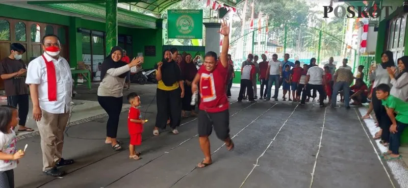 Ketua Umum Yayasan Ar-Rahmah, AKBP (Purn) Drs.  H. Sutomo SH., MH.,  (kemeja putih syal merah putih) saat gelar lomba . (angga)