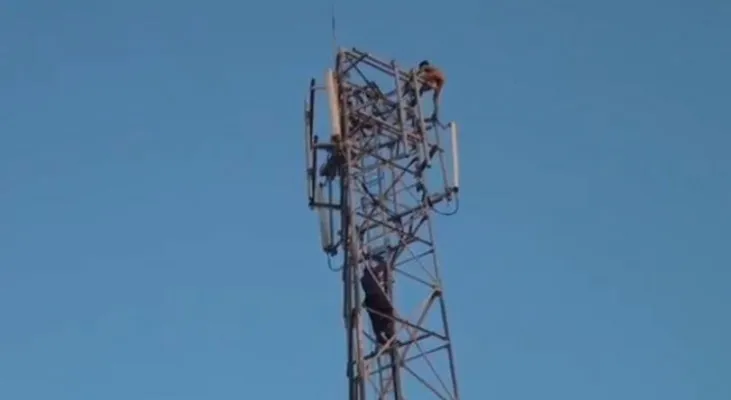 Seorang laki-laki inisial NI (34) tewas usai nekat melompat dari tower setinggi 30 meter di Kalideres, Jakarta Barat. (Ist).