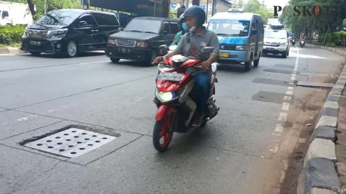 Saluran air di Jalan S Parman, Grogol Petamburan, Jakarta Barat yang kerap menyebabkan pemotor terjatuh karena menimbulkan lubang. (Pandi)