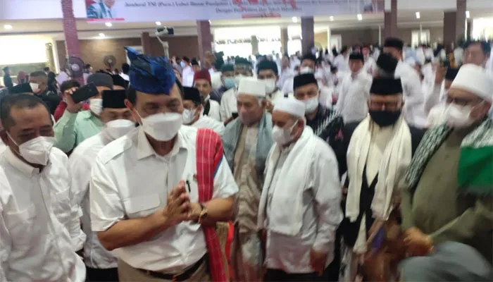 Menko Marves Luhut Binsar Pandjaitan saat bertemu tokoh Banten Mulyadui Jayabaya dan para kyai di Banten. (Foto: yusuf)