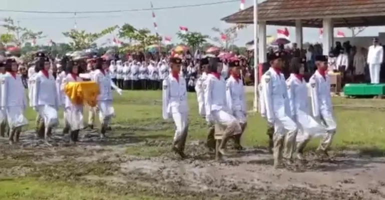 Tim Paskibraka Sukaresmi, Pandeglang berlumuran lumpur saat upacara 17 Agustus. (Ist).