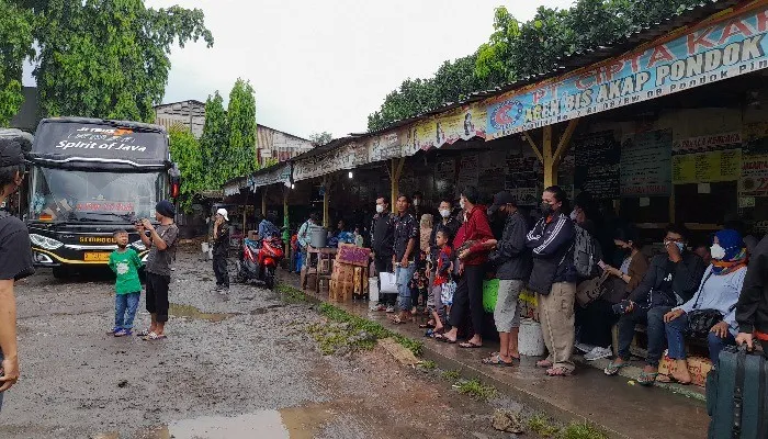 Suasana Terminal bayangan Lebak Bulus yang dipenuhi pemudik. (foto: poskota /zendy)