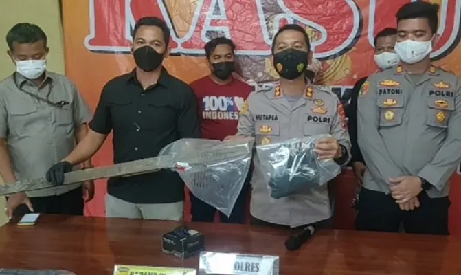 Kapolres Serang Kota AKBP Maruli Ahiles Hutapea saat press conference di Mapolres Serang Kota terkait pria mabok digebugi rarga di Ponpes karena ingin menciri HP.​​​​​​​ (Foto/haryono)