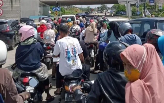 Kendaraan nampak padat di jalur Rangkasbitung Lebak. (Foto: Ist).msm