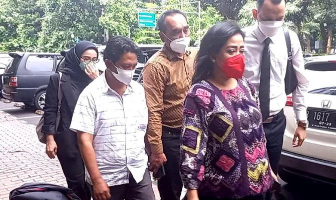 Notaris buronan mafia tanah Nirina Zubir, Erwin Riduan, serahkan diri ke Mapolda Metro Jaya, Jakarta. Selasa (23/11/2021). (Foto/adji)