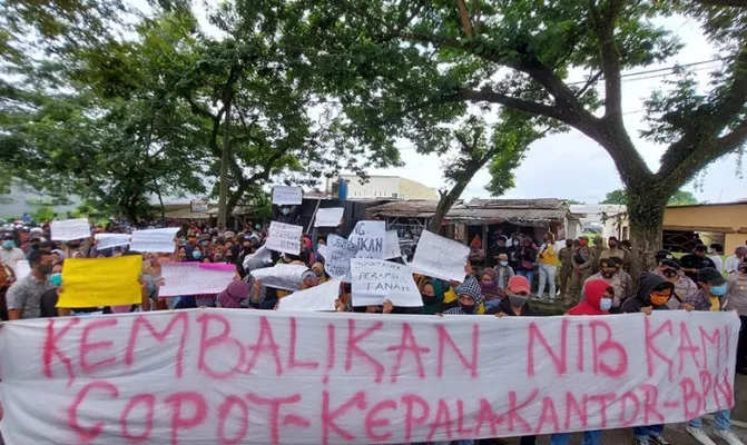 Aksi puluhan warga Pantura, di gedung Pemkab Tangerang. (Foto/iqbal)