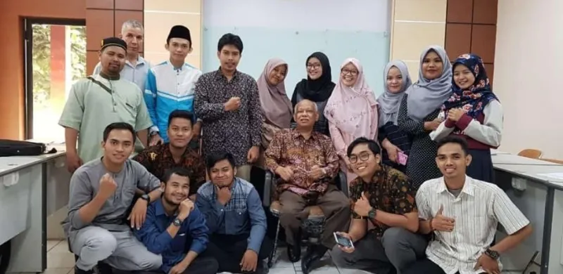 Prof. Azyumardi Azra saat foto bersama dengan mahasiswa pascasarjana (Ist)