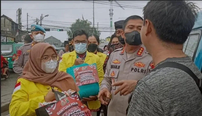 Kapolres Metro Depok Kombes Imran Edwin Siregar dengan mahasiswa bagi-bagi paket sembako kepada sopir angkot di jalan. (ist)