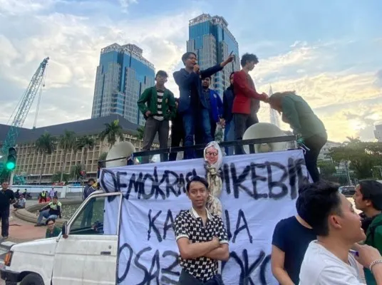 Mahasiswa dari Bandung demo tuntut Presiden RI, Joko Widodo (Jokowi) diadili di Monas, Jakarta Pusat (Jakpus) pada Senin, 18 Maret 2024. (Istimewa)