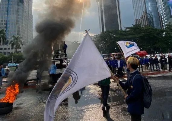 Mahasiswa asal kampus Bandung berunjuk rasa tuntut Presiden RI, Joko Widodo (Jokowi) diadili di Patung Kuda, Monas, Jakarta Pusat pada Senin, 18 Maret 2024. (Istimewa)