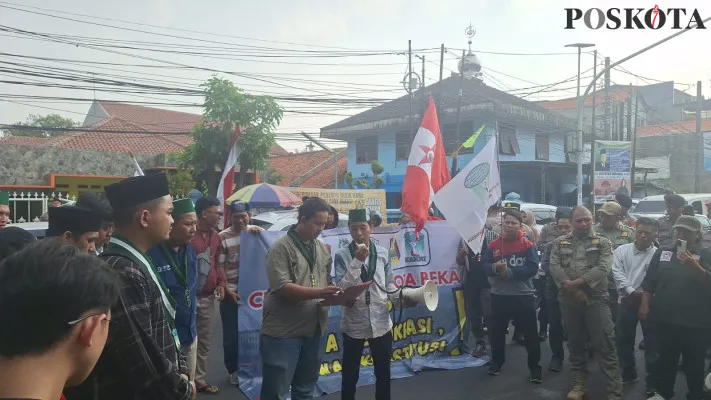 Sejumlah mahasiswa berunjuk rasa di depan kantor KPU Kota Bekasi, Selasa, 27 Agustus 2024. (Poskota/Ihsan Fahmi)