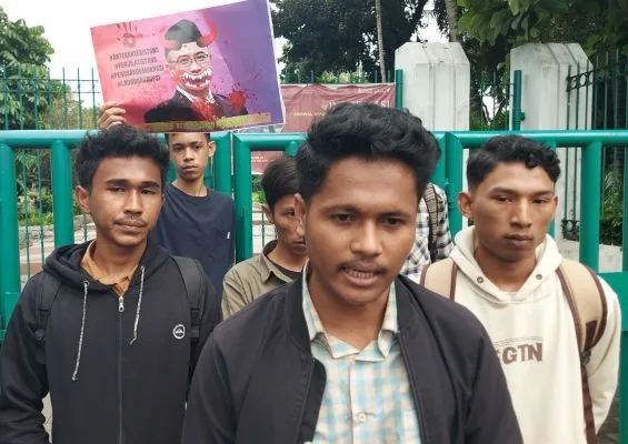 Ketua Aliansi Mahasiswa Indonesia, Al Taufik bersama teman-teman mahasiswa lain berunjuk rasa di depan Tugu Proklamator, Menteng, Jakarta Pusat, Kamis (15/2/2024) sore.(Poskota.co.id/Angga Pahlevi)