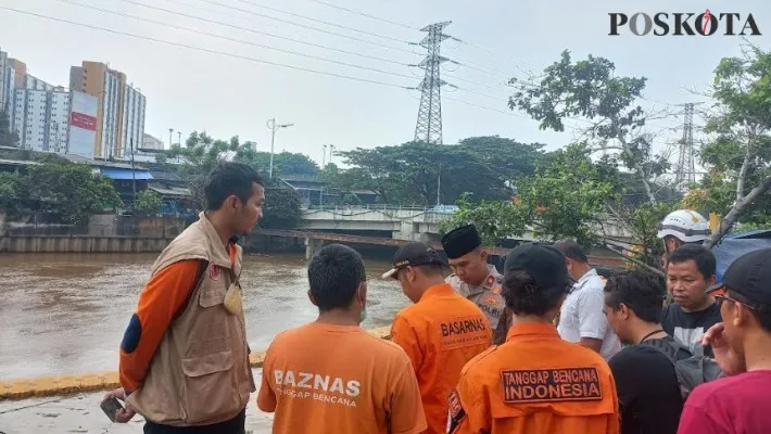 Polisi bersama Basarnas saat berada di lokasi yakni aliran Kali Banjir Kanal Barat, tempat penemuan mayat wanita. (Pandi)