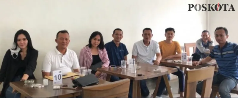 Korban pemukulan, FN, dan kawan-kawannya, saat konferensi pers terkait kasus pemukulan oleh ajudan FS di Kafe Djou, Minggu (14/2/2022). (Foto Ist/Poskota Lampung)