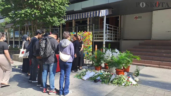 Mahasiswa Untar menaburkan bunga sebagai bentuk belasungkawa atas tewasnya mahasiswi yang terjun dari lantai 4 gedung kampus, Grogol Petamburan, Jakarta Barat pada Senin, 7 Oktober 2024. (Poskota/Pandi Ramedhan)