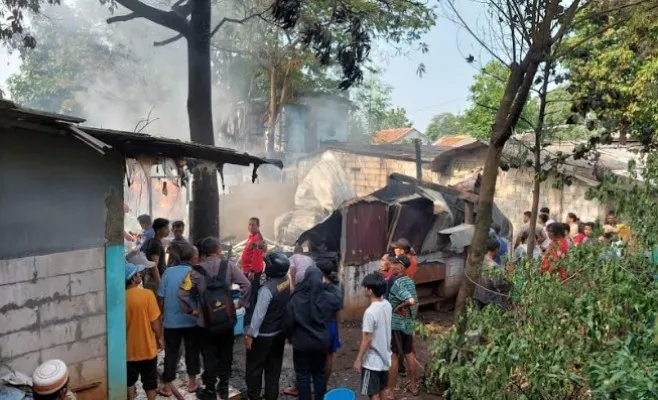 Petugas pemadam kebakaran saat di memadamkan api di Bekasi Barat. (Humas).