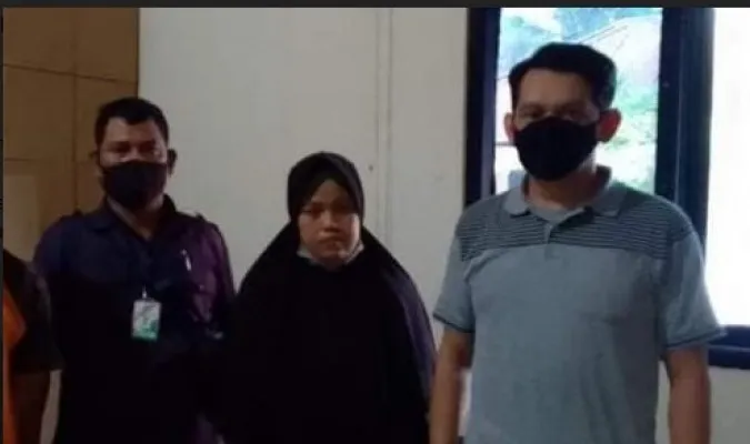 EV, wanita pencopet tertangkap tangan oleh pedagang dan pengunjung pasar .(Ist)