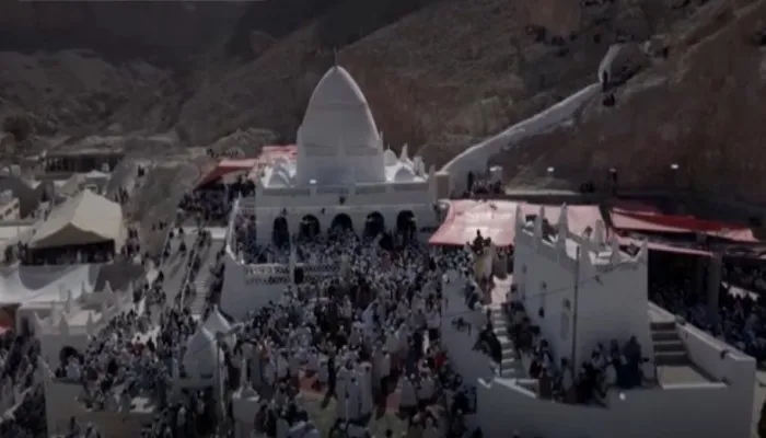 Ribuan Muslim berziarah ke makam Nabi Hud di Hadramaut Yaman pada pertengahan Maret ini.