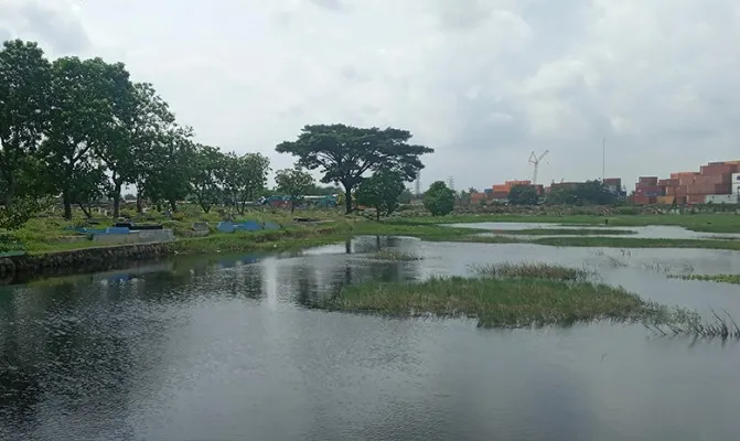 Memasuki musim hujan kawasan TPU Semper Jakarta Utara terendam banjir setinggi pinggang orang dewasa. (Foto/cr11)