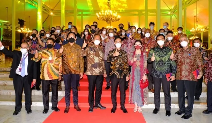 Menteri Perindustrian Agus Gumiwang Kartasasmita bersama Kanjeng Gusti Pangeran Adipati Arya (KGPAA) Mangkunegara X dan Walikota Solo Gibran Rakabuming Raka berfoto bersama para delegasi G20.(Ist)