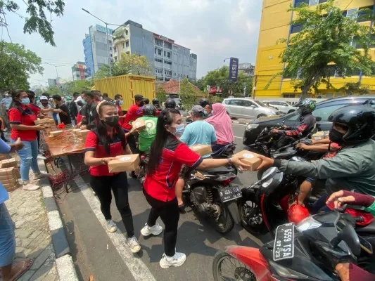 Pembagian makanan gratis bagi pengendara dan warga yang melintas di Jalan Mangga Besar Raya, Tamansari, Jakarta Pusat, Kamis (2/9). (ist)