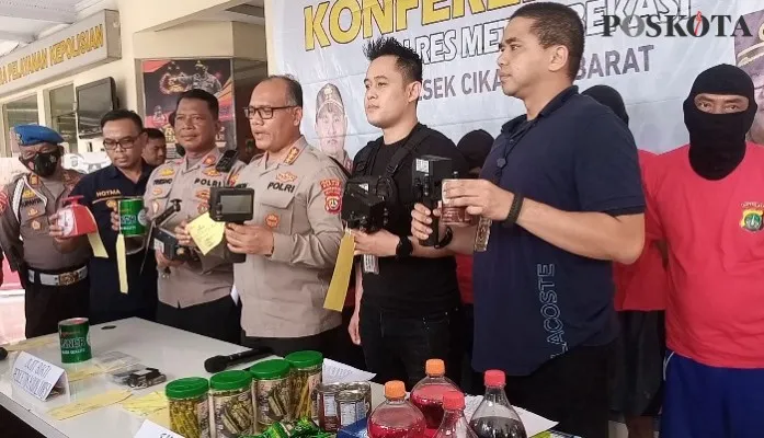 Jajaran Polres Metro Bekasi dan Polsek Cikarang Barat melakukan press conference kasus kadaluwarsa. Kamis (24/11/2022). Sore. (Ihsan Fahmi).