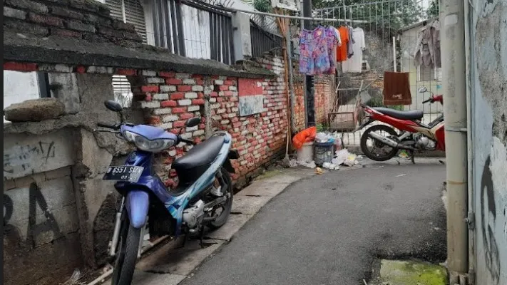 Suasana Gang Satria usai ada pencurian berupa celana dalam wanita. (Foto : poskota/zendy)