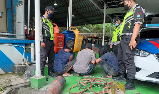 3 pencuri tiang besi tol Cepat Jakarta Bandung ternyata warga sekitar.yang diamankan di KM 34, Cibatu, Cikarang Selatan oleh PJR Jakarta Cikampek, pada Selasa (23/11/2021) pagi.. (Foto/pjrjakartacikampek)