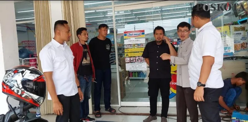 Personil Unit Reskrim dan Tim Resmob saat meminta keterangan pihak Indomaret. (haryono)