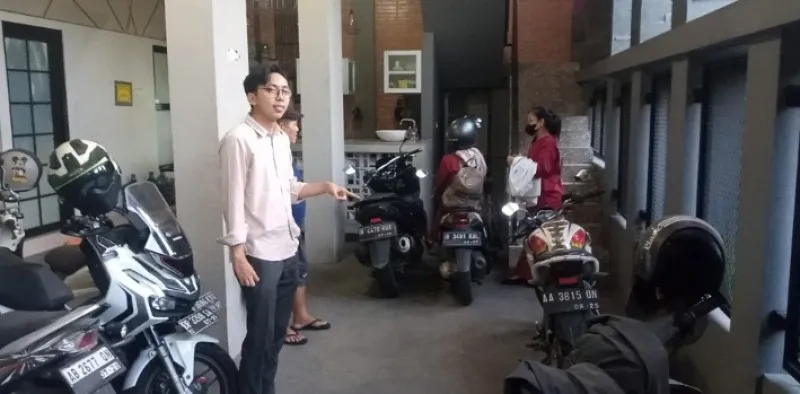 Fahrurozi saat menunjuk lokasi parkiran kos. (Ihsan).