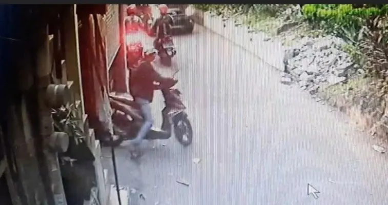 Maling motor saat gasak motor penghuni kost .(tangkap layar)