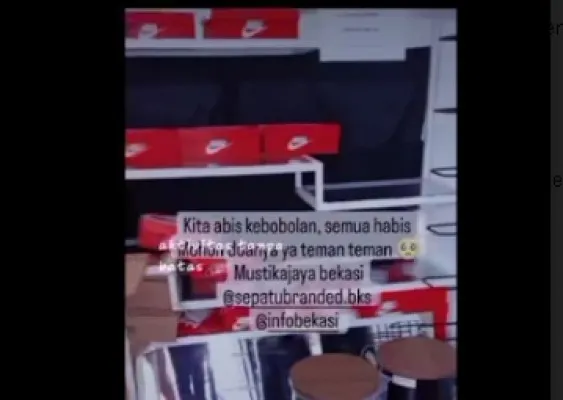 Kondisi rak sepatu nampak kosong melompong , usai dicuri maling. (Ig@sepatubranded.bks)