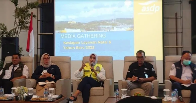 Jajaran manajemen ASDP Indonesia Ferry saat menjelaskan kesiapan layanan Nataru di Pelabuhan Merak. (ist)