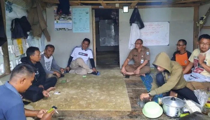 Kegiatan pembinaan mantan napiter hendak membuka lahan perkebunan tanam kopi. (Foto: Ist).