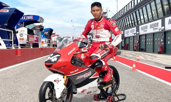 Tampil dengan wild card di Grand Prix Moto3, Misano, Mario Suryo Aji pilih nomor start yang digunakan almarhum sang ayah saat balapan. (Foto/ahrt)