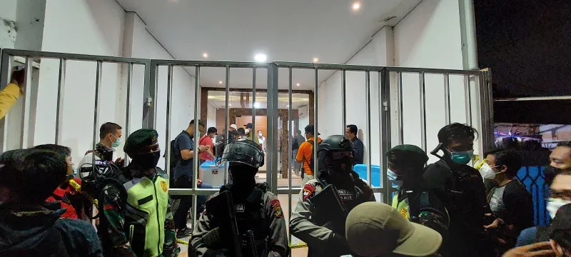 Polisi bersenjata lengkap jaga ketat eks markas FPI Jalan Petamburan III, Tanah Abang Jakarta Pusat (cr05)