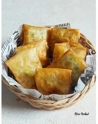 Ini dia resep martabak telur kulit lumpia yang mudah dilakukan, bahkan dengan bahan yang ada di rumah. berani mencoba? (Cookpad/@rara_baabud)