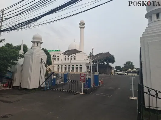 Penampakan Masjid Agung Al Azhar, Kebayoran Baru, Jakarta Selatan (Jaksel) yang sepi setelah melaksanakan sholat Idul Adha kemarin. (Poskota.co.id/Angga Pahlevi)