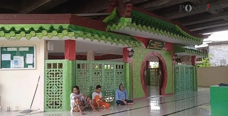 Masjid Babah Alun yang berdiri megah di kolong Tol Ir. Wiyoto Wiyono, tepatnya di Gang 21, Papanggo, Tanjung Priok, Jakarta Utara. (Yono)