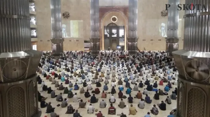 Salat tarawih di masjid Istiqlal Jakarta. (foto: dok.poskota)