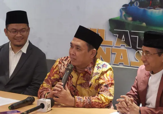 Ketua Pengurus Wilayah Nahdlatul Ulama (PWNU) DKI Jakarta, Syamsul Ma'arif saat menyampaikan imbauan masjid jangan digunakan untuk berkampanye pada Sabtu, 7 September 2024. (Poskota/Pandi Ramedhan)