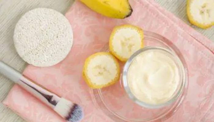 Masker wajah pisang dan lemon dapat obati jerawat. (Getty Images/Kazmulka)