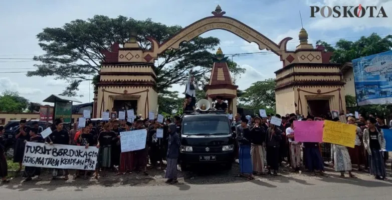 Massa aksi dari Alumni Ponpes Cangkudu saat menggelar demontrasi di PN Serang (Foto: Bilal)